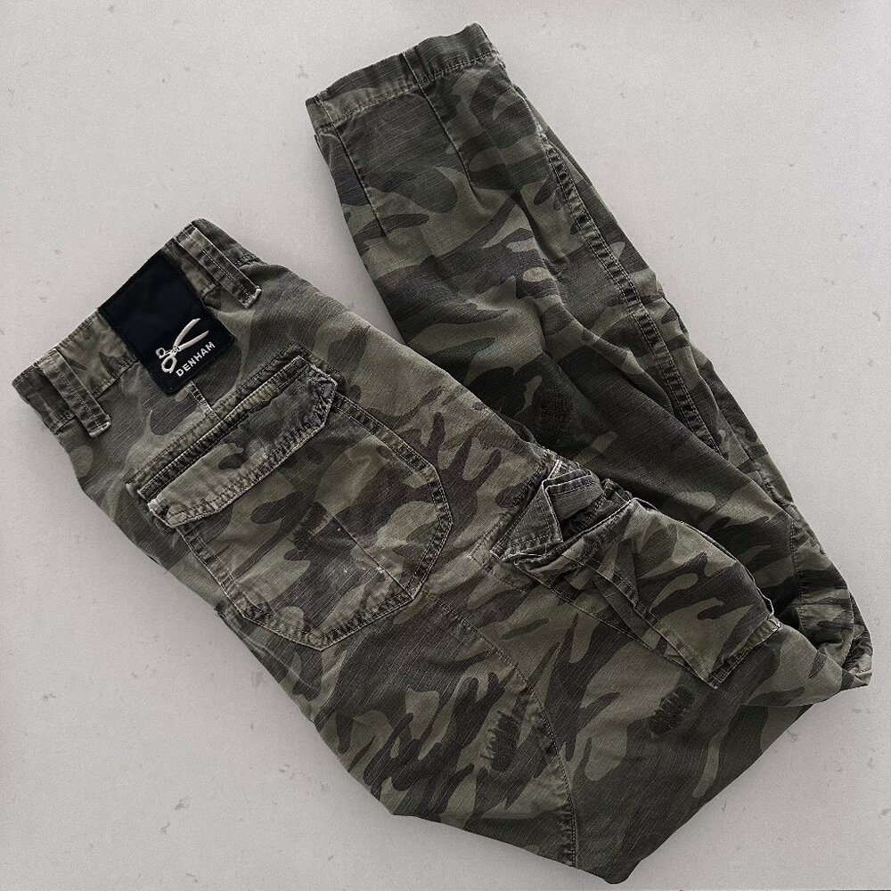 DENHAM CAMO CARGO TROUSERS IN GREEN